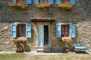 Exterior detail - Beautiful private villa with WIFI, private pool, hot tub, TV and terrace, close to Florence (Montepulico)