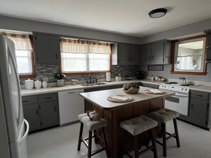 Microondas, horno, parrilla de estufa y lavavajillas 