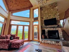 Televisión y chimenea