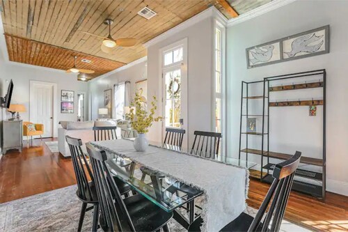 Charming Historic Shotgun House minutes to FQ/CBD