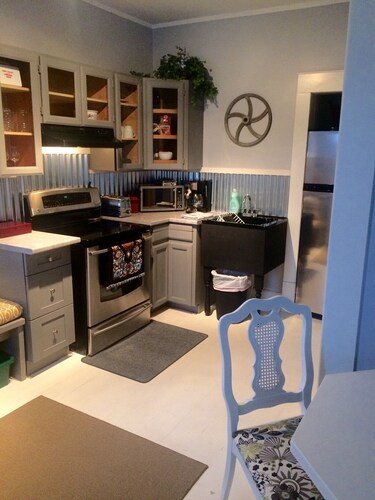 ERBN Chic; a private 2nd floor apartment in PEC