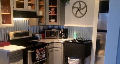 ERBN Chic; a private 2nd floor apartment in PEC