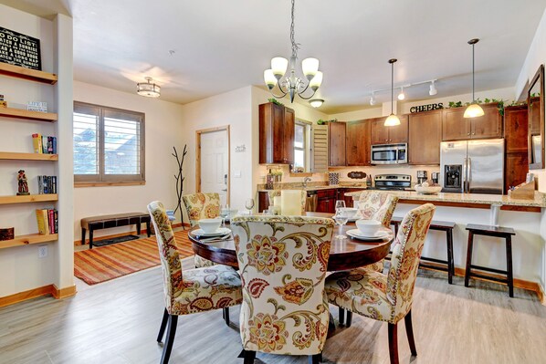 Dining - Downtown WP Condo 412 I Pool I Club House I Hot Tub I Views I Bunk Room I Discounted Attractions (Winter Park)