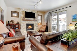 Smart TV, chimenea, videojuegos y libros