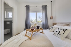 4 bedrooms, iron/ironing board, free WiFi, bed sheets - Modern Villa Grigia with pool (Radošinovci)