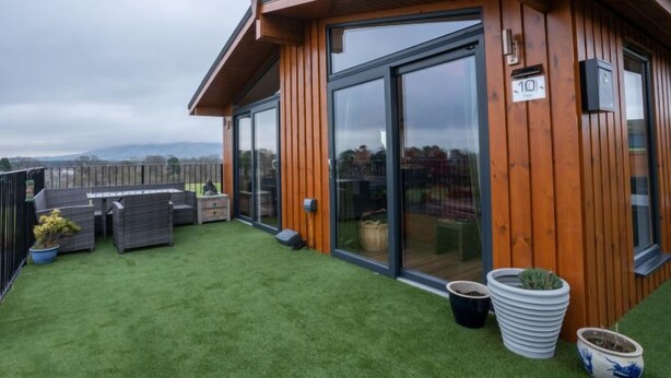 Un bâtiment en bois doté d’un balcon, de grandes portes-fenêtres coulissantes et d’une enseigne portant le chiffre « 10 ».