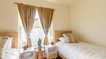 3 bedrooms, desk, iron/ironing board, free WiFi