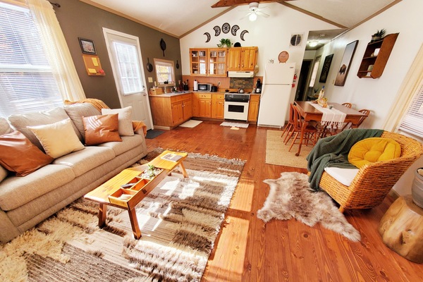 Een smart-tv, een open haard en boeken