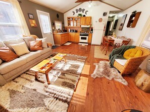 Smart TV, fireplace, books - Dog friendly cabin. Peaceful nature getaway. (Hinton)