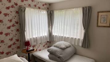 Kamar Twin Basic | Meja kerja dan ruang kerja ramah laptop