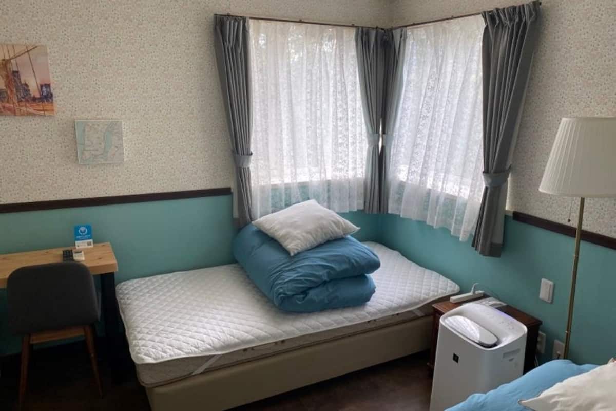 Habitación básica con 2 camas individuales | Escritorio y espacio para trabajar con laptop