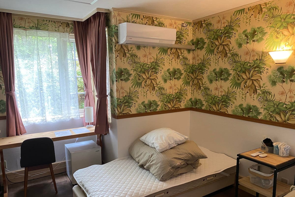 Habitación Confort con 2 camas individuales | Escritorio y espacio para trabajar con laptop