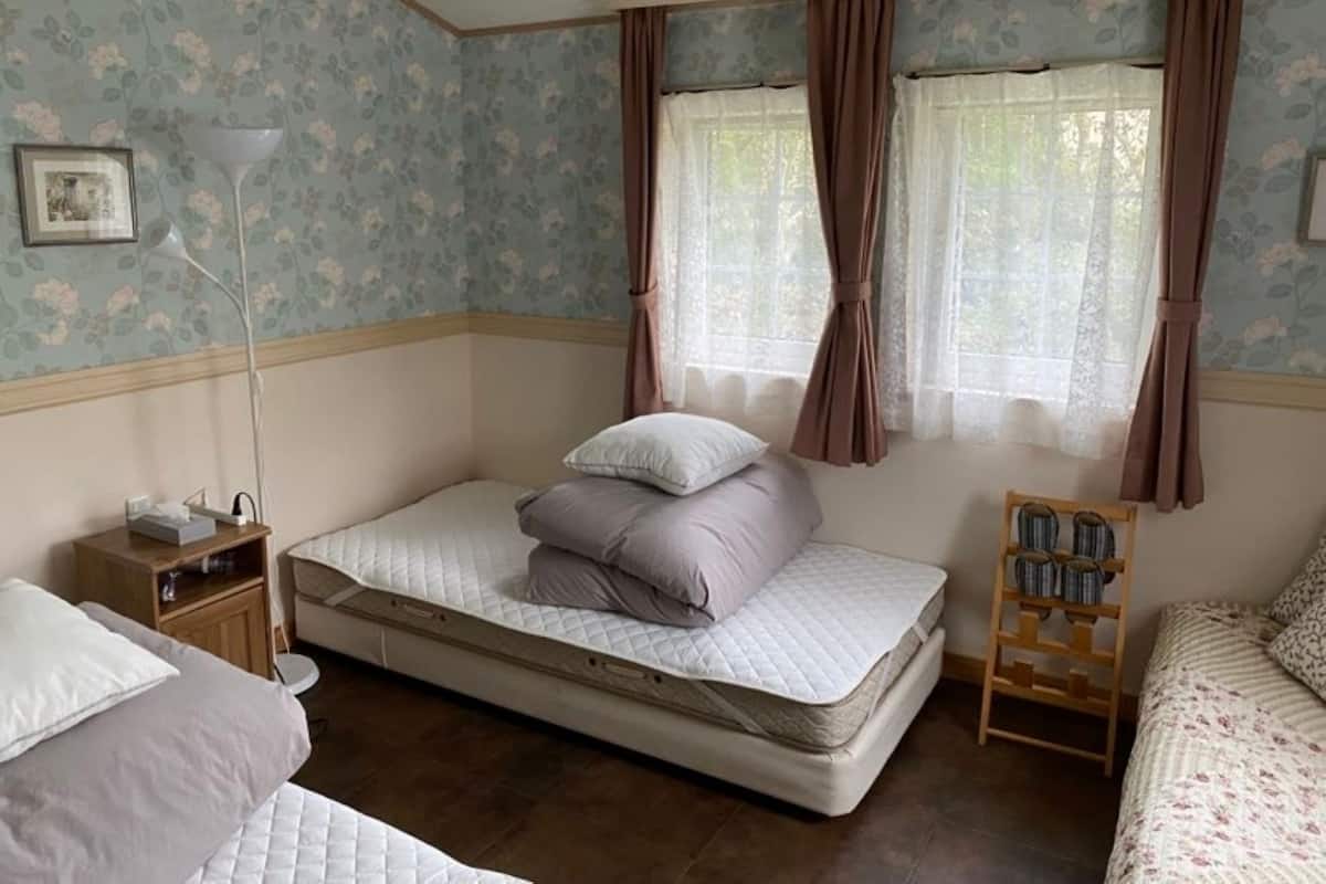 Comfort-Zweibettzimmer | Schreibtisch, laptopgeeigneter Arbeitsplatz