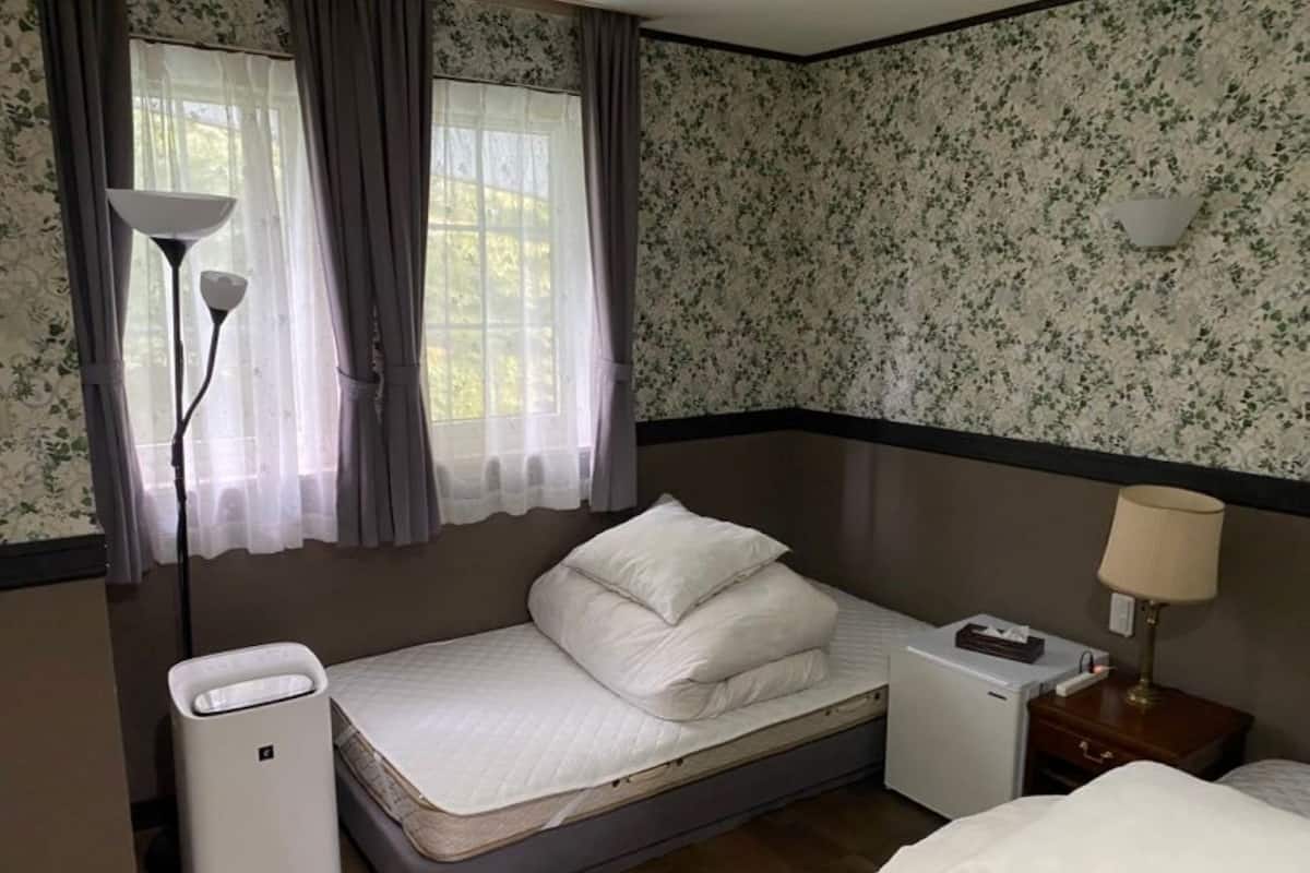 Habitación Confort con 2 camas individuales | Escritorio y espacio para trabajar con laptop