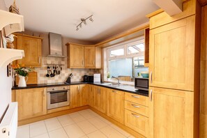 Fridge, microwave, oven, dishwasher - Tigh Harvey 5 bedroom house (Dingle)