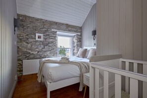 4 bedrooms, iron/ironing board, bed sheets - Teach Geal - 4 bedroom house (County Kerry)