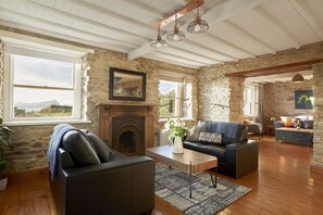 TV, fireplace - Teach Geal - 4 bedroom house (County Kerry)