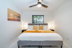 8 chambres, bureau, fer et planche à repasser, lit parapluie