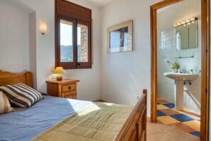 4 soverom, strykejern/-brett, wi-fi (inkludert) og sengetøy