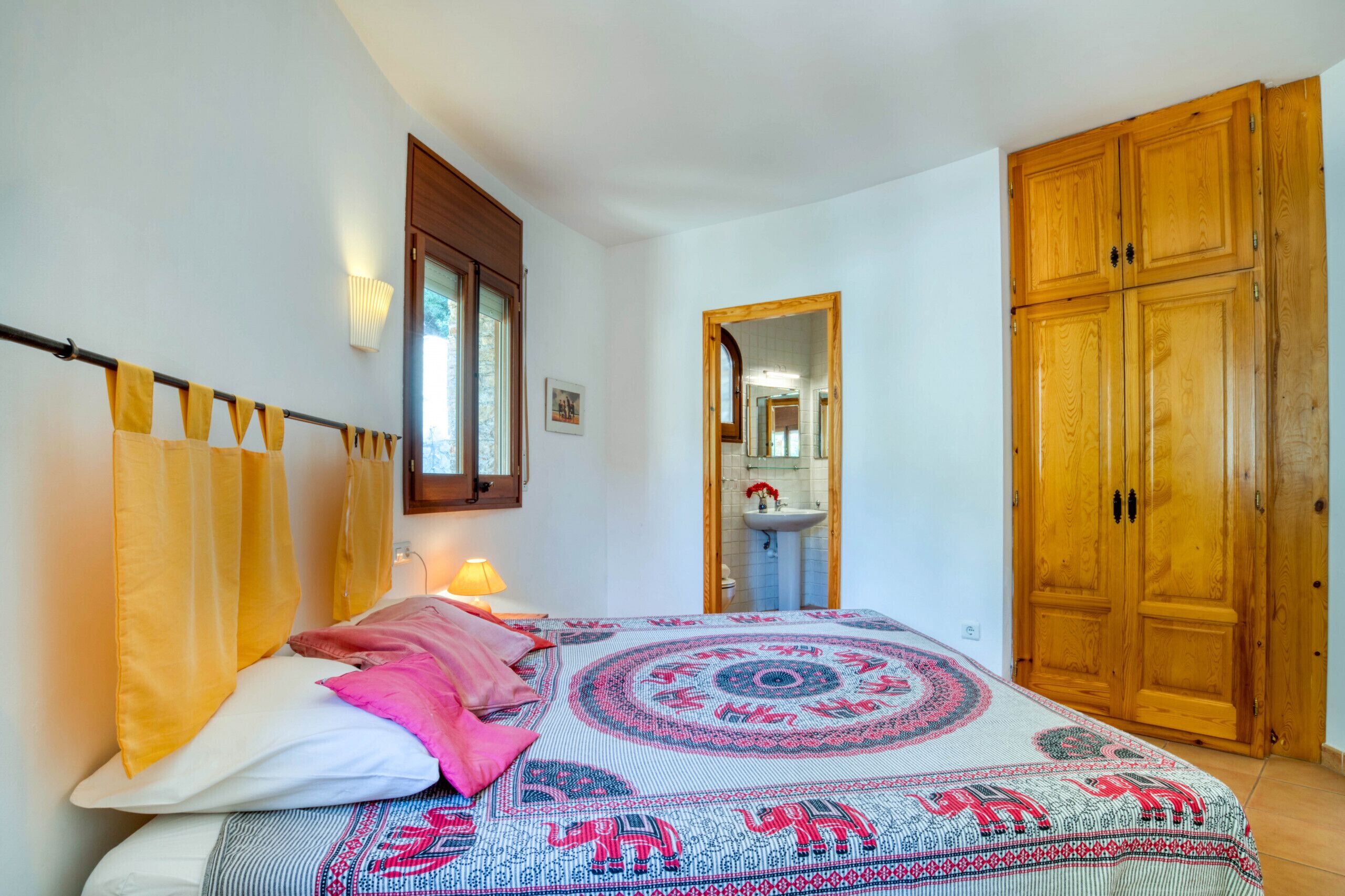 4 chambres, fer et planche à repasser, Wi-Fi gratuit, draps fournis