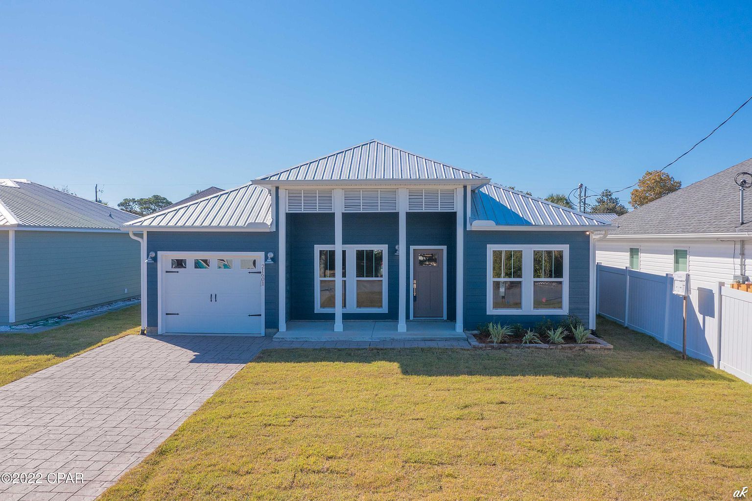 Sunnyside Escape - 10 Minute Walk to the Beach!