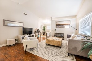 Smart TV, computer monitors - LV Loft 95 (Las Vegas)