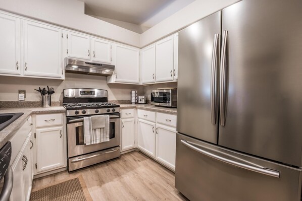 Fridge, microwave, oven, stovetop - LV Loft 95 (Las Vegas)