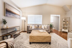 Smart TV, computer monitors - LV Loft 95 (Las Vegas)