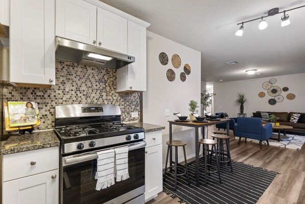 Réfrigérateur, four, plaque de cuisson, lave-vaisselle