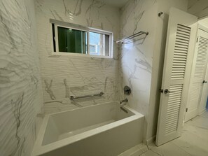 Regadera, secadora de cabello, toallas 