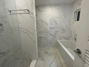 Regadera, secadora de cabello, toallas 