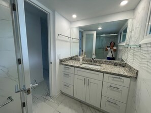 Regadera, secadora de cabello, toallas 