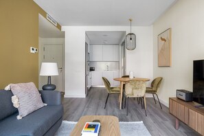 TV, stereo - Amazing 2BR w/amenities, in Madrid Rio (Madrid)