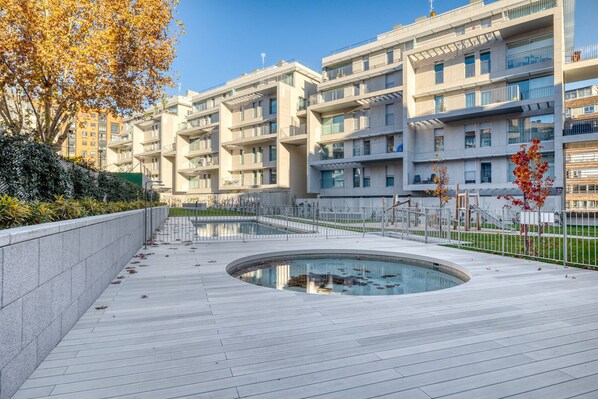 Pool - Amazing 2BR w/amenities, in Madrid Rio (Madrid)