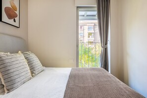 2 bedrooms, iron/ironing board, WiFi, bed sheets - Amazing 2BR w/amenities, in Madrid Rio (Madrid)