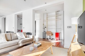 TV, stereo - Amazing Chamberi 2BR, in the heart of Madrid, by Blueground (Madrid)