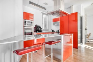Fridge, microwave, oven, stovetop - Amazing Chamberi 2BR, in the heart of Madrid, by Blueground (Madrid)