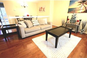 TV - Sweet & Beautiful Spacious Town House - A home away from home (Germantown)