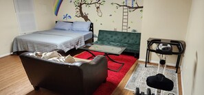 4 dormitorios, escritorio, tabla de planchar con plancha y cuna de viaje