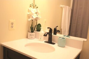 Ducha, secador de pelo, toallas y jabón