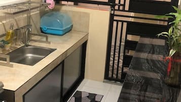 Standard Townhome, 3 Bedrooms | Private kitchen | Electric kettle, cookware/dishes/utensils