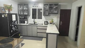 Standard Townhome, 3 Bedrooms | Private kitchen | Electric kettle, cookware/dishes/utensils