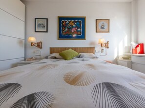 2 habitaciones, tabla de planchar con plancha y cuna de viaje 
