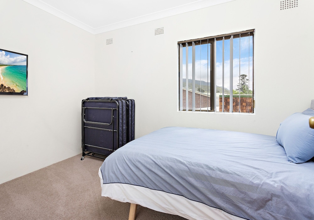 Pet friendly Seaview Apartment in the heart of Coledale village. 100m