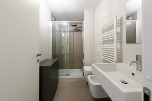Shower, hair dryer, bidet, towels - Campofiore apartment in Florence by Mmega (Firenze)