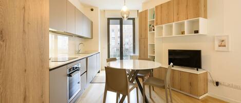 Fridge, oven, stovetop, dishwasher