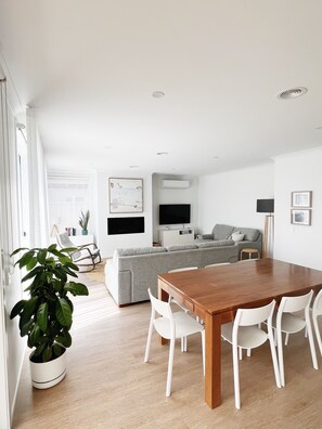Smart TV, fireplace, books, stereo - The White House - Modern Coastal Escape with Undercover Alfresco (Torquay)