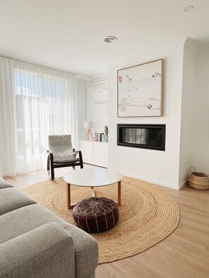 Smart TV, fireplace, books, stereo - The White House - Modern Coastal Escape with Undercover Alfresco (Torquay)