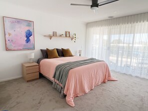 4 Schlafzimmer, Schreibtisch, Bügeleisen/Bügelbrett, WLAN