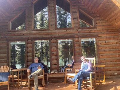 Kenai riverfront log cabin, perfect for fishing, close to town